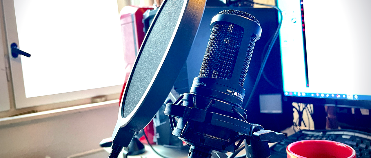 Titeibild für den Podcast für die Sim-Community Zwei wie Gas und Bremse mit einem AT 2020 Mikrofon